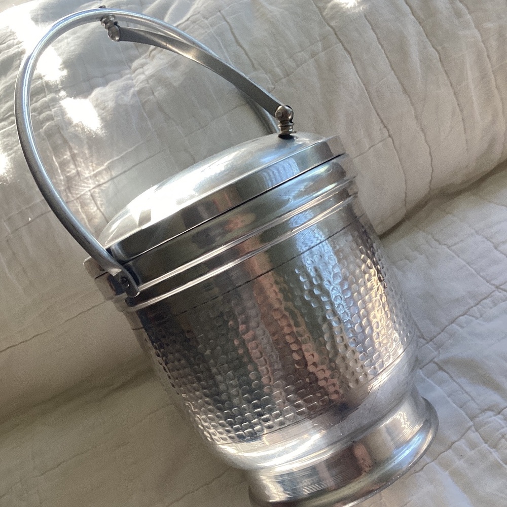 ITALIAN HAMMERED ALUMINIUM ICE BUCKET WITH ATTACHED LID MECHANISM